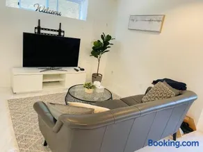 Adorable 2-Bedroom Basement in Vancouver - Image 5