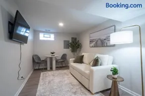 Modern Apt w Private Entrance Washer Dryer Free Parking - Image 1