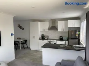 2BD Family or Couple Guesthouse Upstairs near Turf club, HOTA in Bundall - Image 1