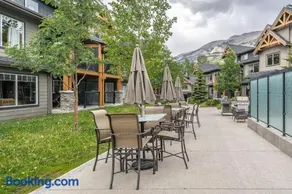 3 Bedroom Mountain Retreat New full-renovation Near Banff Canmore Sleeps 8 Sanitizing Protocols NEWL - Image 4
