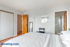 Cozy and Secure 3-Bedroom, 2-Bath Unit with 6 Beds and Beautiful Bay View - Image 3