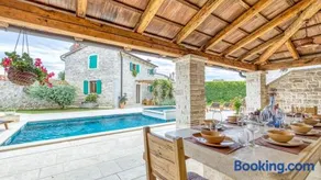 Rustic villa Kata with outdoor pool in Sveti Lovrec - Image 3