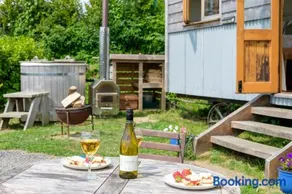 Tranquil, Luxury Shepherd’s Hut, Hot Tub & Views - Image 5