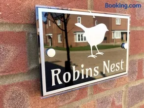 Robins Nest Luxury Bungalow - Image 2