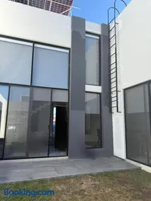 Casa moderna en Aguascalientes con AC, jardín y alberca en casa club - Image 3