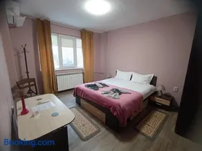 Fully Equipped Bright Apartment Close to Transport - Image 1