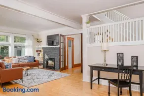 Family Downtown Mansion - Sleeps 13 - Image 2