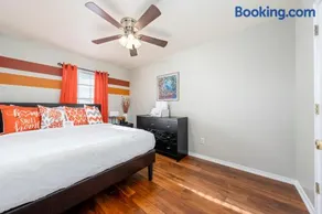 A Cozy and Peaceful Stay with King Bed - Image 3