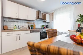 BG Living & Hosting - Mosel-Fachwerkhaus nahe Calmont Klettersteig - 2 Schlafzimmer, Parkplatz, WLAN & Netflix, 5 Personen - Image 1