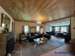 2 Bedroom, 3 Beds River and Mountain Views, Retreat, Private trout creek, Fast WiFi - Image 1