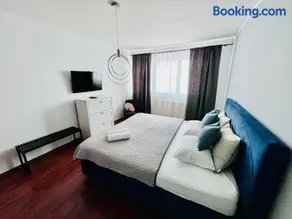 BL Luxury Apartment, 24hr Self Check-in, Free Private Garage Parking, Panoramic Views from Balcony, 5 minute walk to City Center - Image 4