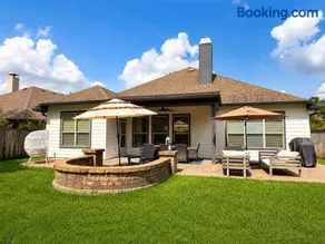 The Woodlands 4BR 3BA One Story Retreat w Dual Shower, EV Friendly, Baby Crib, and Grill - Image 2