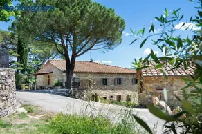 Tuscan farmhouse with spectacular views - Image 1