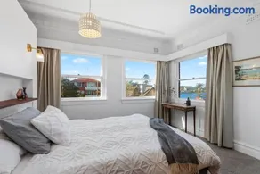 Luxury Manly Penthouse - Water Views - Image 2