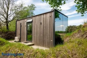 Tiny Mirror House – Luxe ÖÖD Suite - Image 5