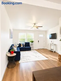 Entire Spacious and Beautiful 5 Bedroom House - Image 2