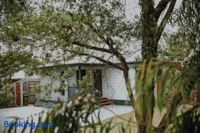 Demure charm 4 Bedrooms - Image 1
