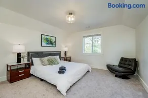 Elegant Home In Victoria,BC - Image 3