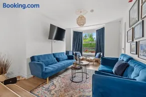 Spacious Home, Walk to City Centre & Free Parking - Image 2