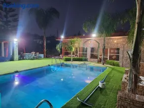 Espace vert avec logement familial et piscine privée terrasse - Image 1