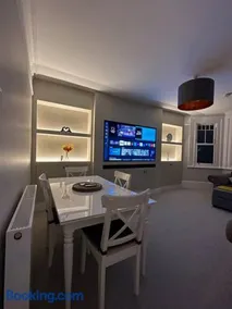 Premium Apartment in Redhill Town Centre - Image 3
