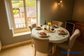 Countryside converted barn with hot tub and one parking space - Image 2