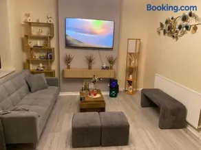 Prestige 3 bedroom flat in Cardiff - Image 2