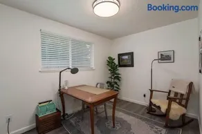 #StayinMyDistrict Quiet 2BR Office Pet Friendly - Image 4