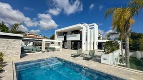 4 bed minigolf Villa and downstairs independent apartment - Image 1
