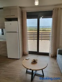 Island View Apartments - Image 1