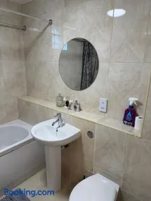 Sleeps 6, First floor, Parking, Beautiful Market Town, Hafren, Clywedog, Llani - Image 4