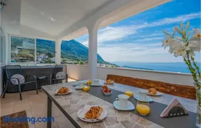 3 Bedroom Awesome Apartment In Makarska - Image 1