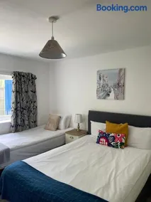 The Cambridge Suites - Tas Accommodations - Image 2