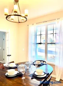 Newly Built Spacious Quiet 3 Bed Rm House with Backyard and Parking - Image 2