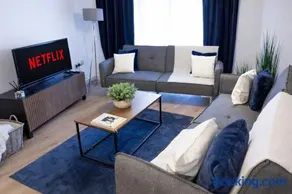 Spacious City Centre Apartment with Balcony - Image 2