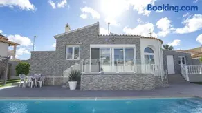 Modern Detached 4 Bed 3 Bath Villa with private pool close to all amenities - Image 2