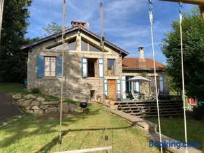 Chalet familial spacieux avec sauna au cœur du Bessat - Image 1