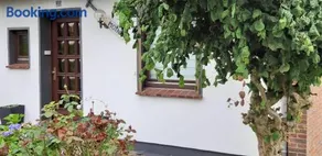 Appartamento adatto alle famiglie con barbecue, terrazza e giardino | Vista sul giardino - Image 1