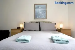 Edinburgh Family-Friendly Flat Walkable from Princess street - Image 2