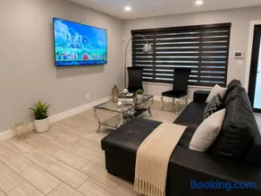 Modern Miami Home l Sleeps 12 l Free Parking - Image 4