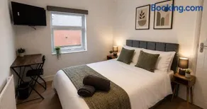 Contractor Workforce Accommodation - 5 Bedrooms Perfect For Work Crews & Groups, WiFi Smart TV's In All Rooms - Parking Sleeps 5-8 Guests - Image 1