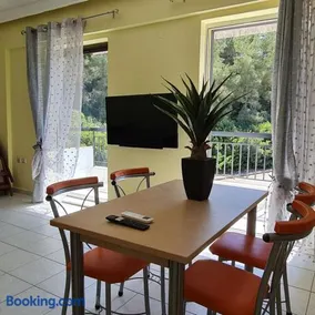 Beachfront Cozy House , 1 min walk to Beach , AC & Fast WiFi - Image 2