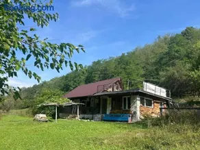 Stillwood Retreat-Off-Grid Nature Escape - Image 1