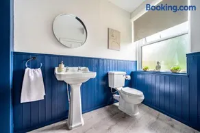 Stunning House Sleeps 7 - Parking - Image 4