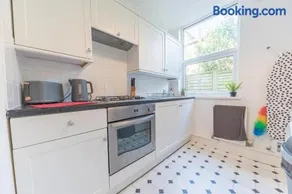 Cozy & Modern Accommodation in Barrow-in-Furness - Image 4