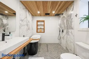 Downtown Oasis-2BR-Spa Bath-Pet Friendly, Free Parking - Image 2