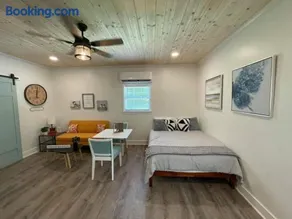 Beautifully Renovated Studio 2 miles from Marina! - Image 1