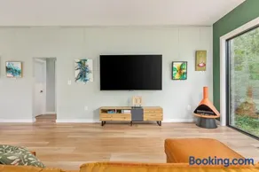 Cozy 2-bedroom cabin in welcoming Shenandoah, Basye with WiFi, AC, EV - Image 3