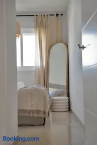 Palm Beach Residency - Beachside with Free Parking - Image 3