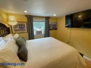 Nothing Fancy Older Pet Friendly Home near I 95 - Image 4